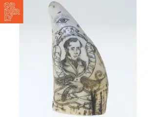 Skrimshaw med motiv (str. 9 cm)