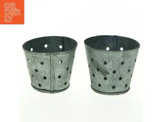 Gennembrudte metalpotter til fyrfadslys eller lign. fra Broste (str. 5 x ø 6 cm)