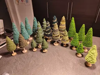 Hæklede juletræer i forskellig størrelse og farver