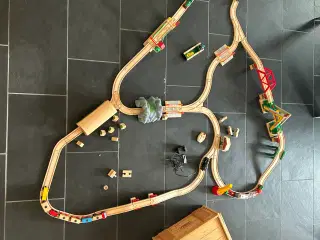 BRIO togbane med masser af tog og tilbehør