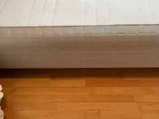 Boxmadras med stålben Ikea