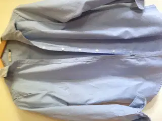 Lysblå skjorte fra Only - str 40, kr 100 inkl frag