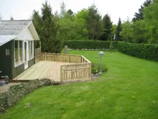 Dejlig ugenert hel�rsisoleret sommerhus p� sk�n stor grund, stor dejlig gr�spl�ne i et dejligt naturomr�de. Her kan ses masse af fugle, r�dyr, harer, egern.
