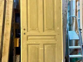 Smukt udsmykket højrehængt fyldningsdør