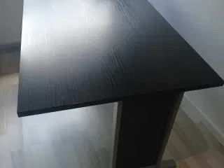 Robust og solidt Skrivebord i sort træ