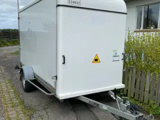 Brenderup Lukket trailer med rampe og ståhøjde