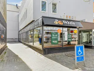 Moderniseret og flot lejemål med store facadevinduer