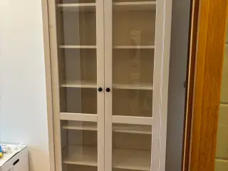 Hvidt vitrineskab HEMNES
