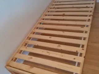 Seng (NEIDEN + LINDBÅDEN fra IKEA)