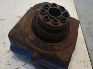 Ford 8630 Holder L.H. 4472451068  APL 325