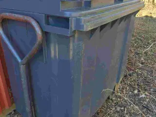 2 stk. store skraldevogne + 1 lille + stålstativ 