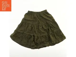 Grøn nederdel med flæser fra Only (str. 110)