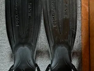 Våddragtsfinner med fjeder straps