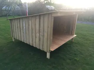 Shelterovernatning i haven ved fritidshuset i skov