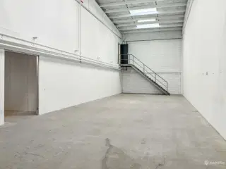 Lager med kontor. Der givers tre måneders lejerabat!