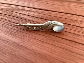 Broche med månesten