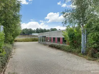 Centralt beliggende lager med kontor - facade til Køge Bugt Motorvejen