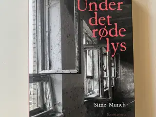 Under det røde lys. Af Stine Munch