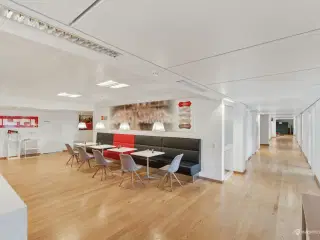 Kontor beliggende på 1. sal i yderst  velfungerende multibrugerhus
