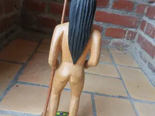Træfigur af en bar dame jæger med spyd