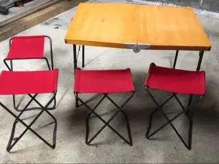 Retro campingbord med 4 røde klapstole