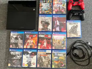Playstation 4 med to controllere og 13 spil