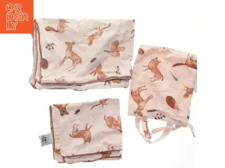 Babysengetøj med skovmotiv fra Sebra (str. Hovedpude. 3 8. x. 44 cm. dyne. 93. x. 66 cm)