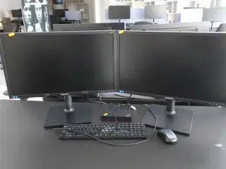 2 stk. computerskærme SAMSUNG S24E450, dockingstation LENOVO ThinkPad, tastatur, mus