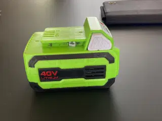 To batterier og oplader til GARDEN el plæneklipper