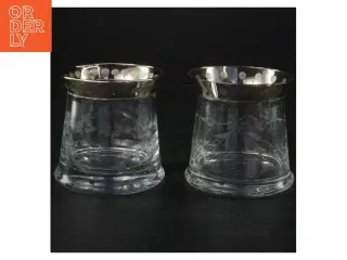 Glasvaser med sølvfarvet kant (str. 9 x 9,5 cm)