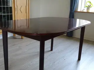 Spisebord i mørkt træ.