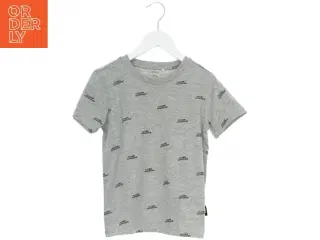 Grå T-shirt med tekst fra Name It (str. 122)