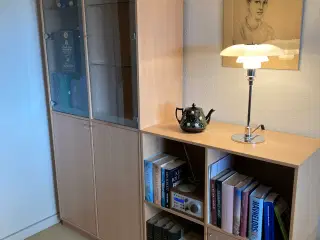 Vitrineskab i lys bøg