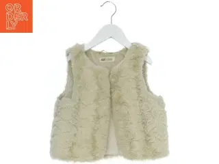 Fluffy Vest fra H&M (str. 122)