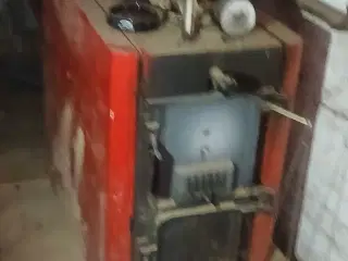 Brændefyr med cirkulationspumpe og stor vandtank