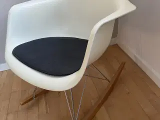 Charles & Ray Eames - Plastic Armchair (RAR) gynge