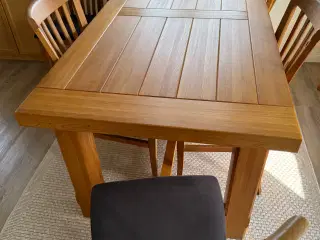 Olieret spisebord egetræ med 8 stole velour sæde  