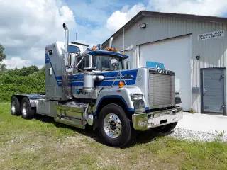 Mack Superliner