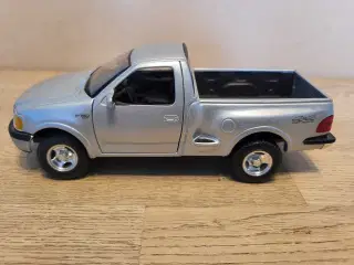 Modelbil: FORD F-Series 1997.  Skala 1/24.