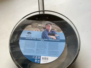 Claus Holm sauterpande med låg. 26 cm.