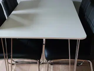 Spisebord med stole