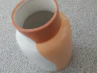 Orange og hvid vase