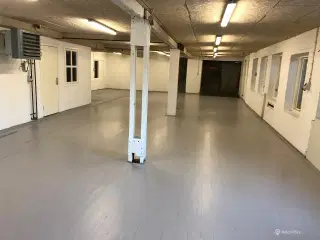 Moderne lager-produktionslokale med optimale faciliteter til leje.