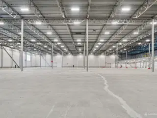 Rummelige og moderne lagerhaller med højt til loftet og optimal placering