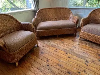 Sofa + 2 stole i ægte orientalsk træflet (rattan)