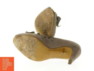 Beige stilethæle med dekoration fra Peter Kaiser (str. 39 )