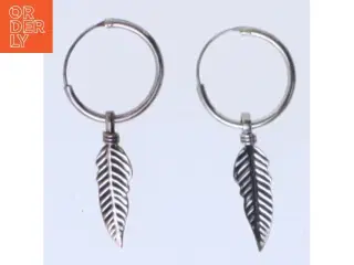 Øreringe fra Pilgrim med bladvedhæng (str. 3 cm)