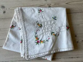 Dug med broderi