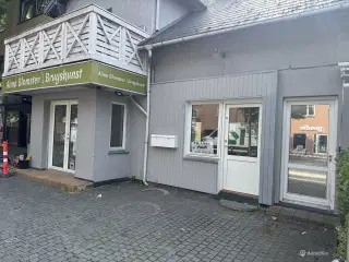 Butikslokale udlejes.