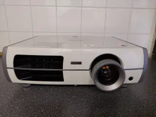 Projektor Epson EH-TW 3600 med stort lærred